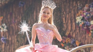 Ariana Grande Receives Glinda’s Original ‘Wizard of Oz’ Wand From Drew Barrymore: ‘Oh My God!’ | Video